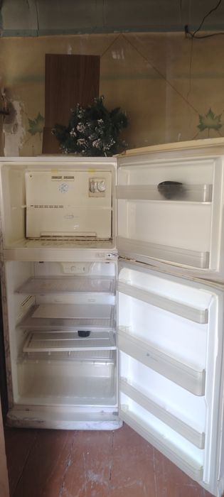 Холодильник двухкамерный бу