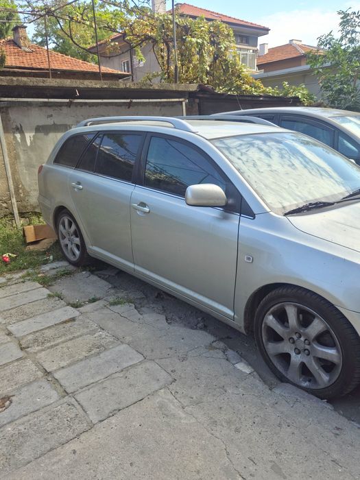 Продавам Тойота Авенсис