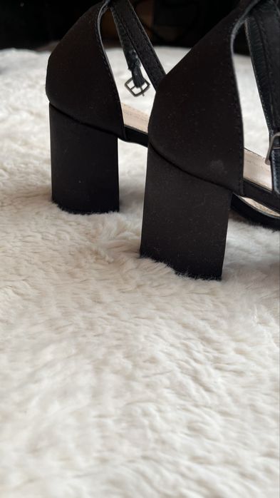 Сатенирани обувки