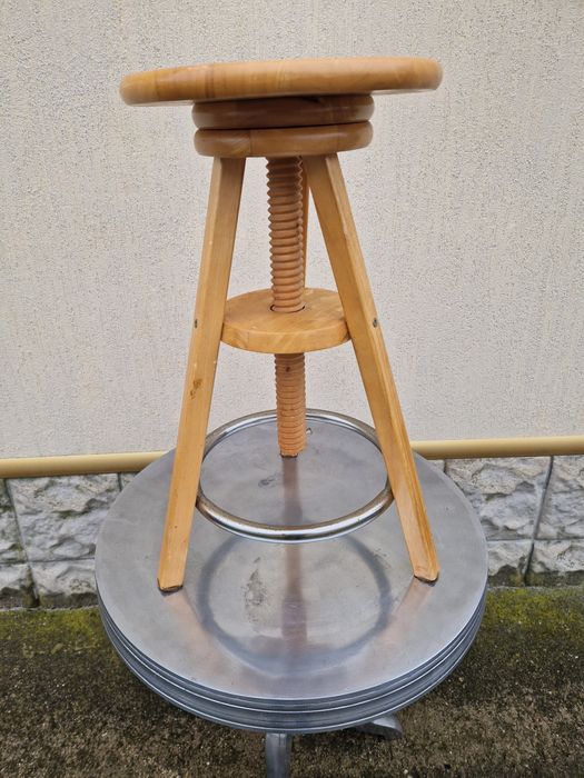 Прекрасно антикварно немско регулируемо работно столче масив