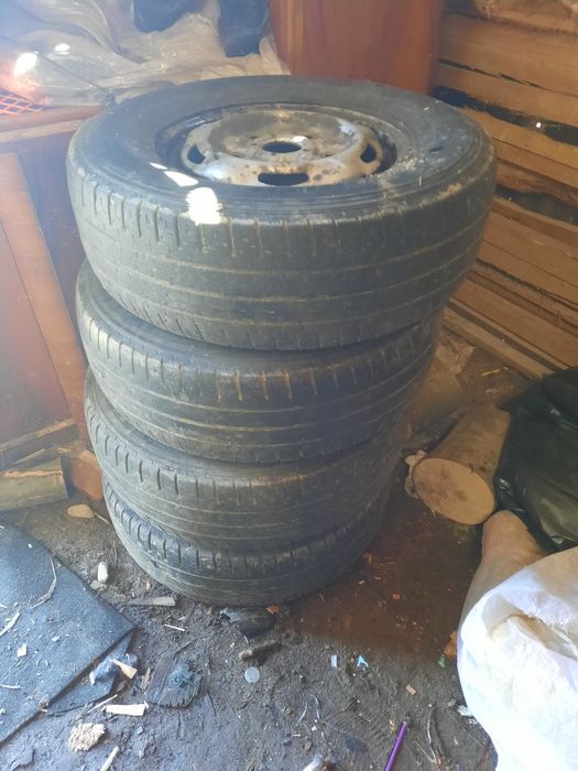Vând cauciucuri de vară aproape noi 225 70/15 c la 800 RON Prețul