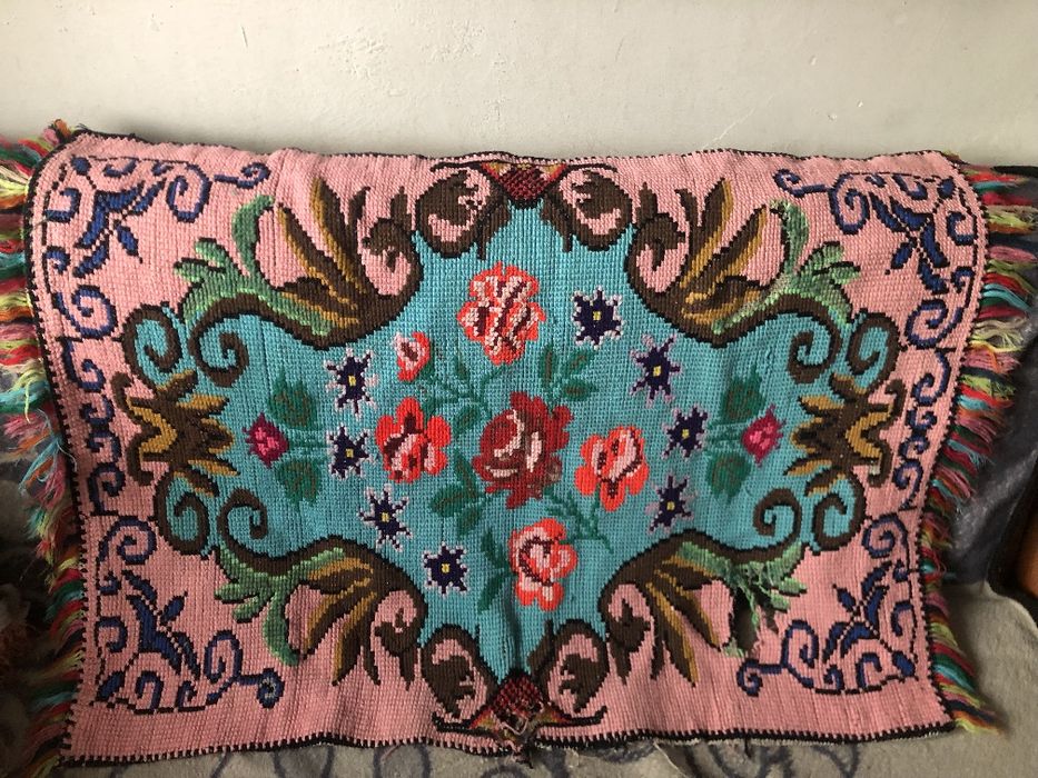 Carpete cusute la mâna