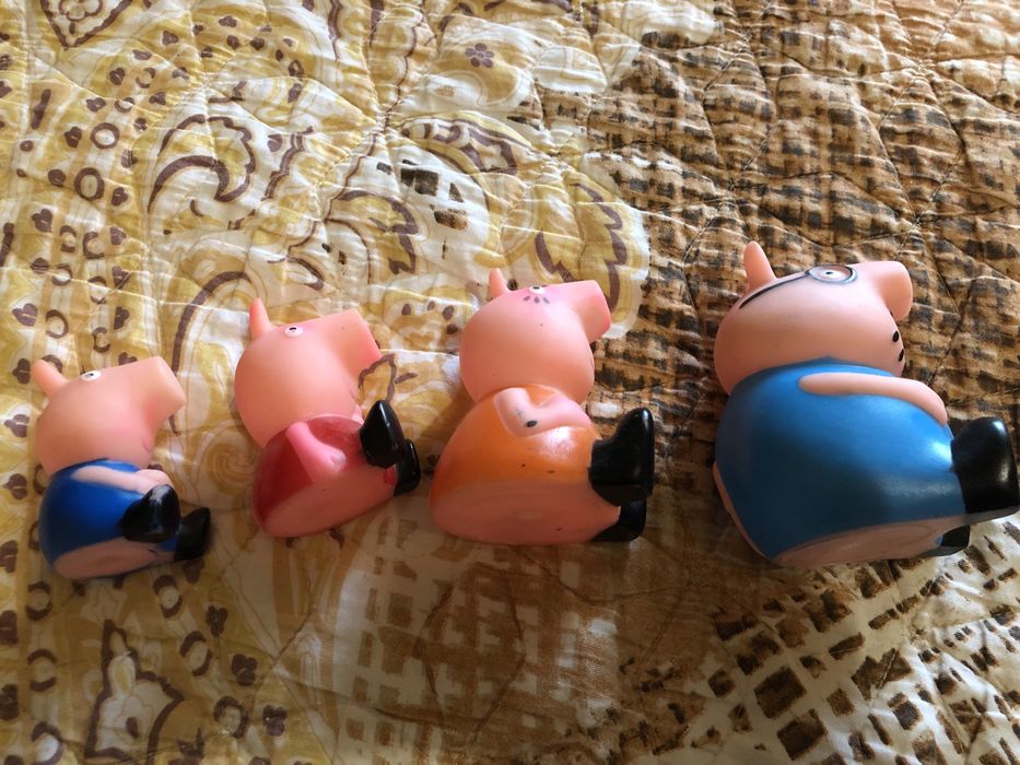 Продаются игрушечная семья свинок.