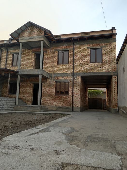 Uy sotiladi 3 etaj