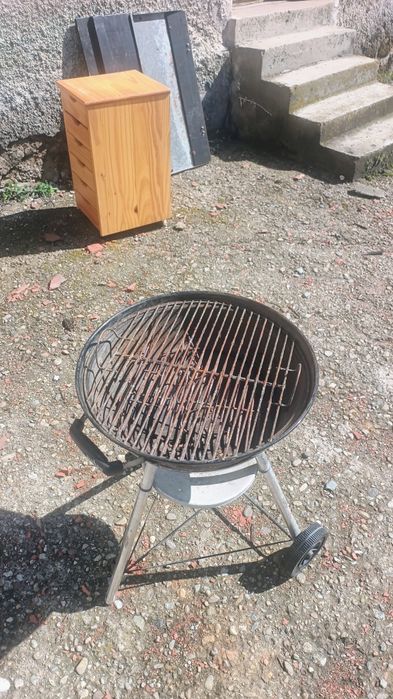 Grătar pe cărbuni Weber