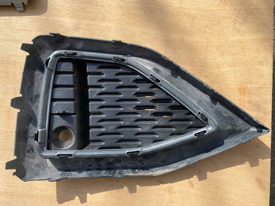 Grile bara fata Audi Q2 2020-2022