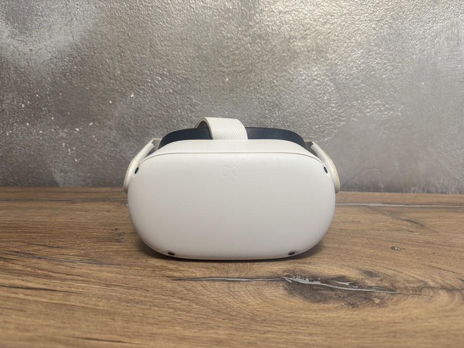 Meta Quest 2 VR + controlere, puțin utilizat, stare excelentă