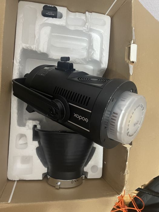 световые приборы Godox SL150II