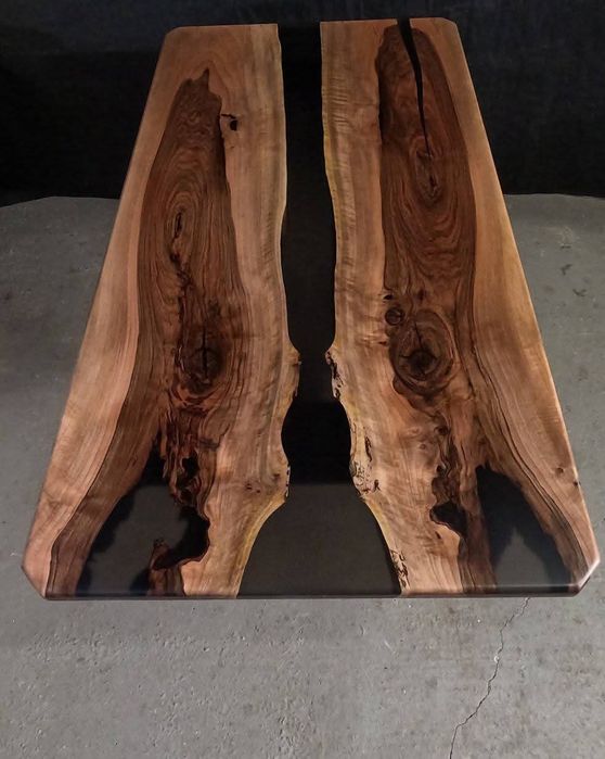 Дизайнерска орехова маса и епоксидна смола