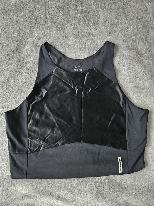 Нов черен топ на NIKE