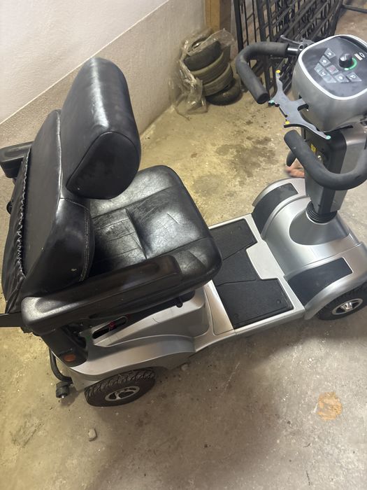 carucior electric pentru persoane cu dizabilitati defect
