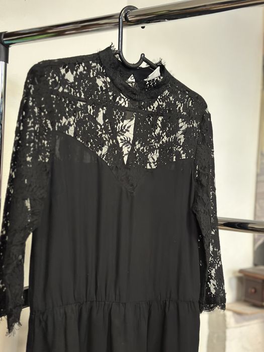 Рокля с изящна дантела