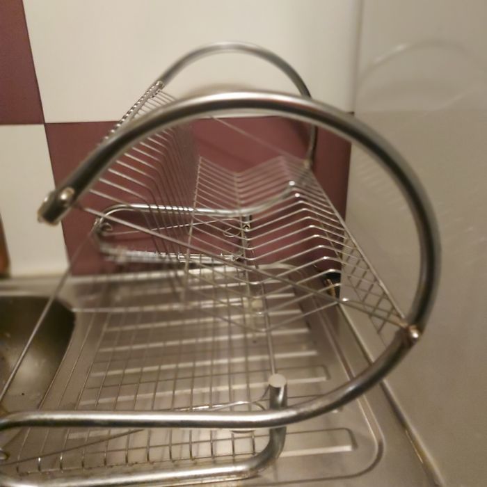 Vind suport din inox pentru vase .La baza are rugina de la apă.