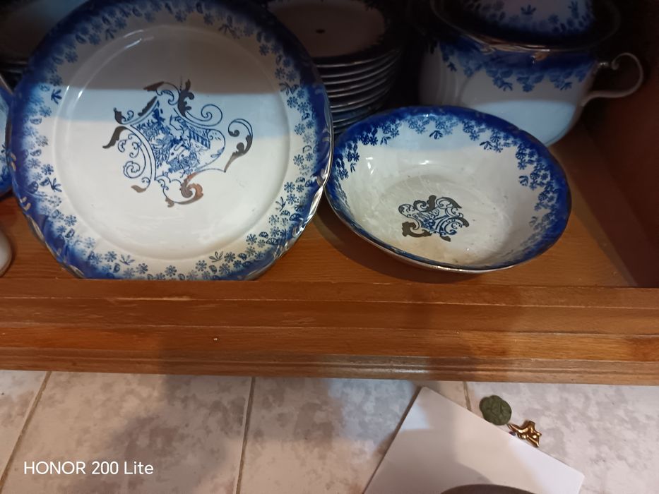 Servici de masa 12 persoane, complet și nefolosit. Este cumpărat înainte de 89 și erau și atunci foarte scumpe. Are destul de mult cobalt și argintiu
