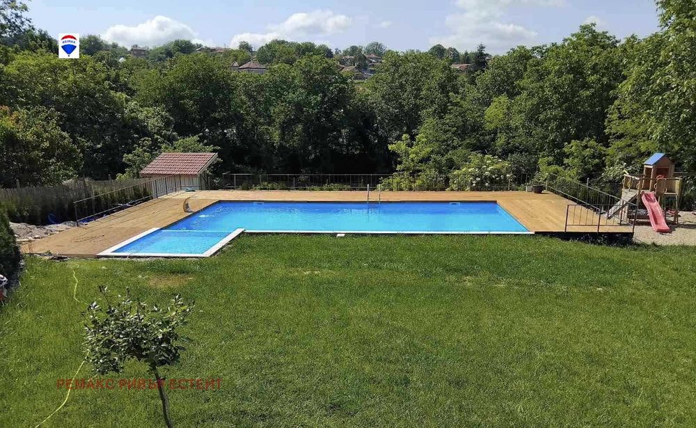 Бизнес имот с басейн за продажба в с. Пиргово