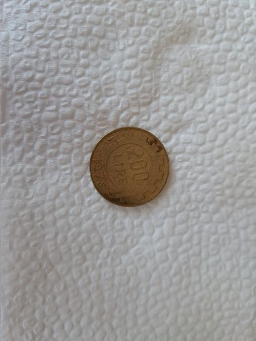 Продавам различни монети.