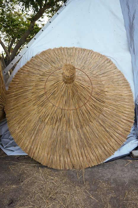 Umbrele din stuf cu cadru metalic