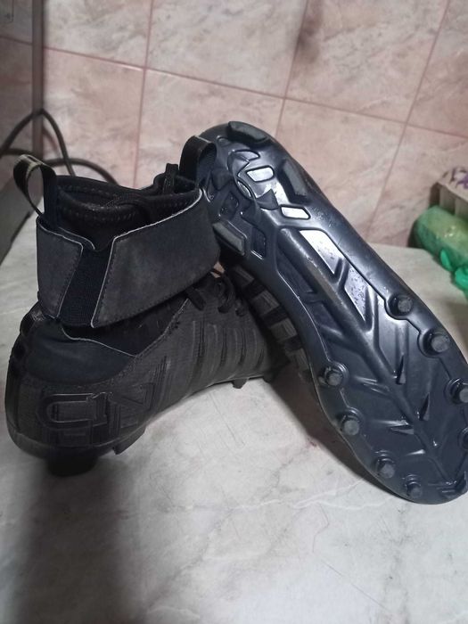 vand ghete cu crampoane Under Armour