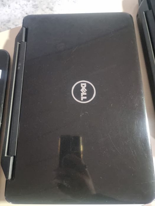 Офисный старый ноутбук.