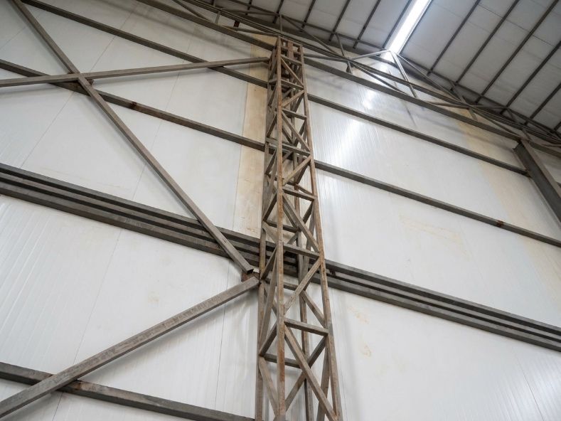 Футбольное поле из металлоконструкции