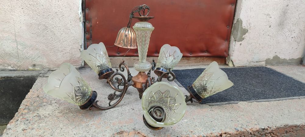 Продам люстру в хорошем состоянии