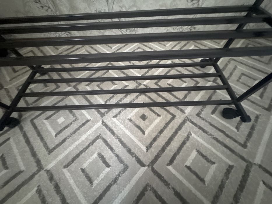 Продам вешалку на колесиках