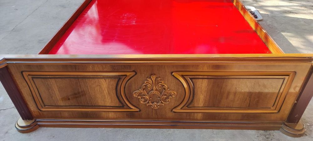 Yotoqxona divani sotiladi.