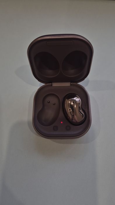 Продам наушники  samsung galaxy buds live