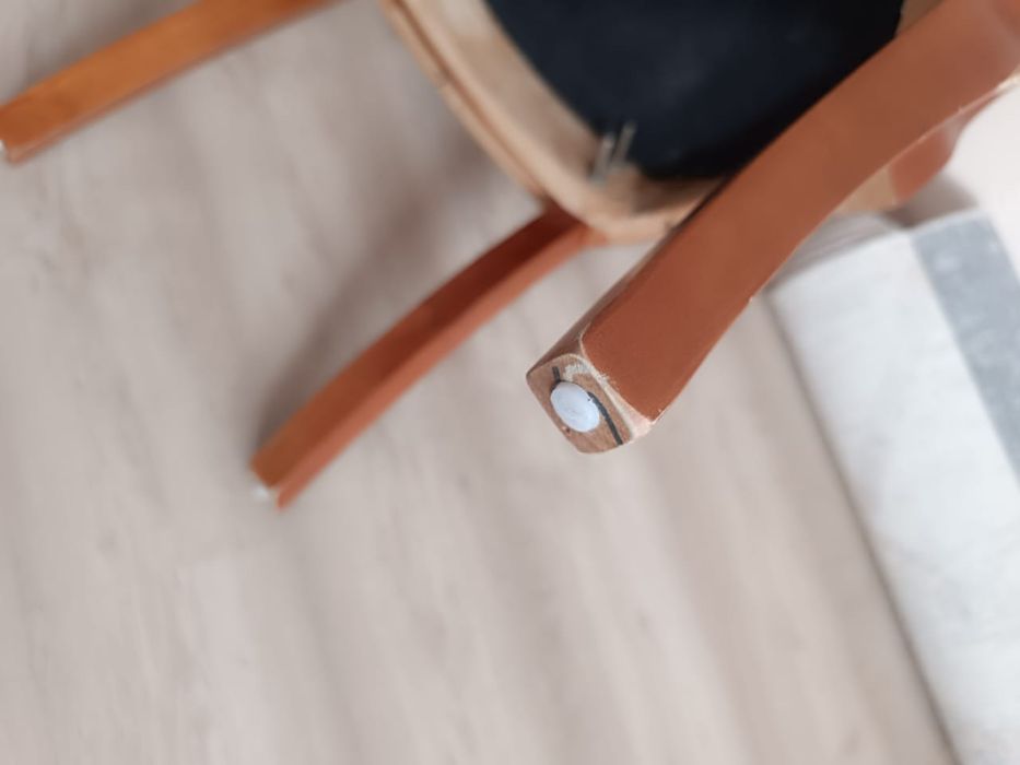 Стул с подлокотниками