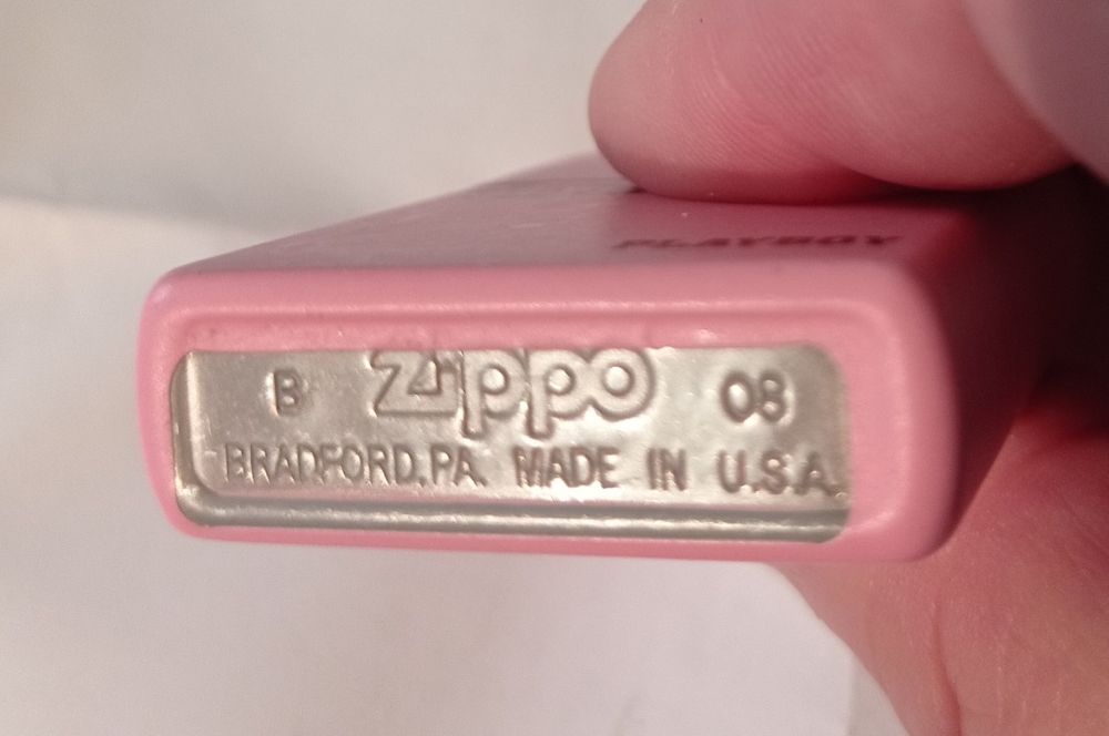 Vând sau schimb 2 brichete Zippo:Playboy 2008/Winston 2007,nefolosite.