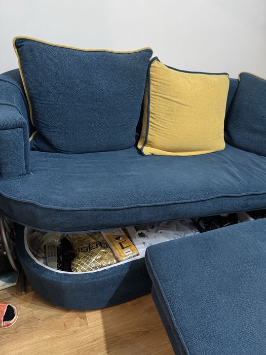 Ъглов разтегателен диван 230см на 190см с три табуретки