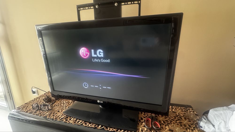 Телевизор LG среднего размера
