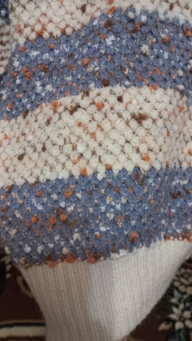 Свитер белый с голубым