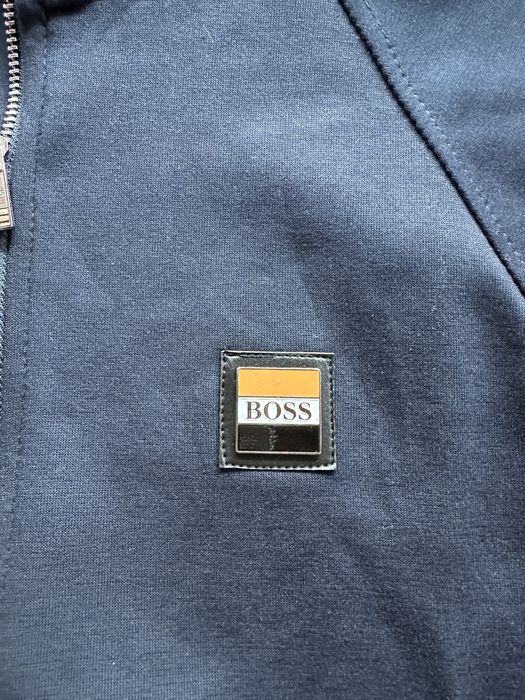 Мъжки,памучен,тъмно син екип Hugo BOSS с метално лого,без качулка