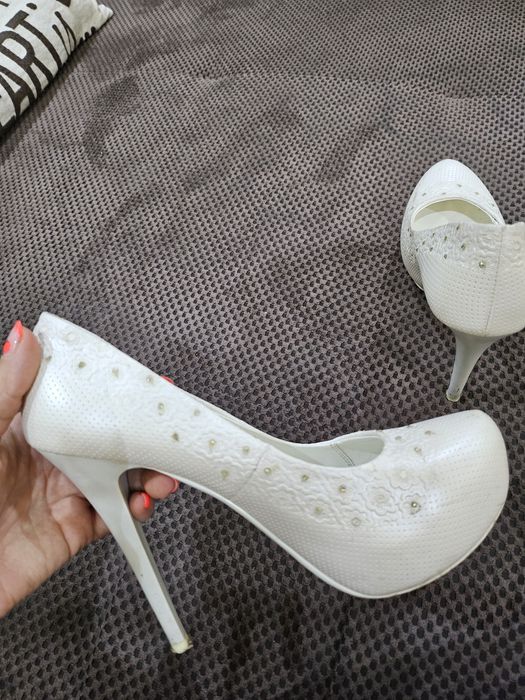 Бяли обувки 36номер