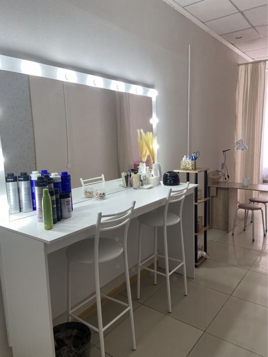 Визажный стол и барнве стулья 10000 за каждый