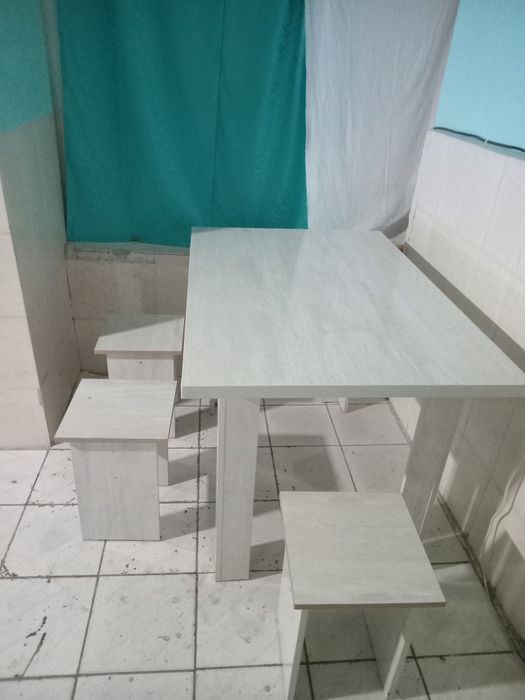 Продам столик с табуретками.