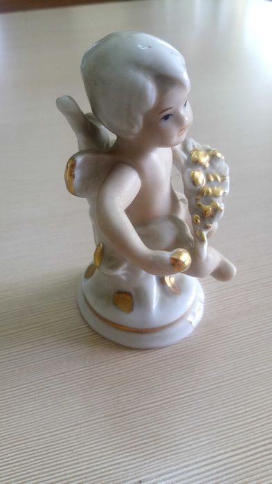 Комплект от два броя порцеланови статуетки и една стъклена кошничка.