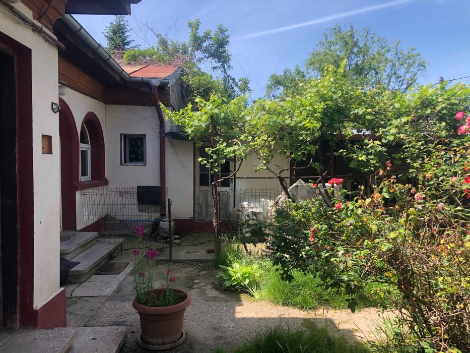 Proiect casă pe pământ – necesită renovare totală, curte 85 mp, garaj+anexa