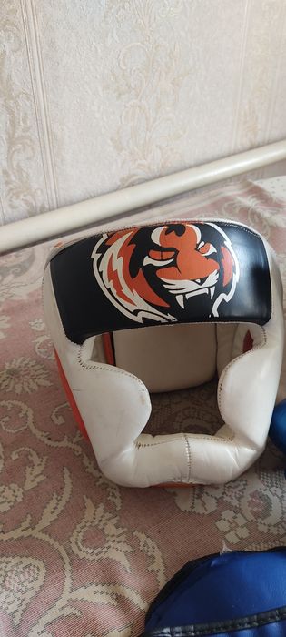 Продам шлем, боксёрские перчатки