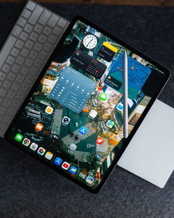 iPad Pro (12.9-inch) (6th generation) + Apple Pencil (2nd Generation)