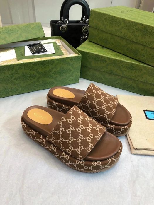 Papuci Gucci.