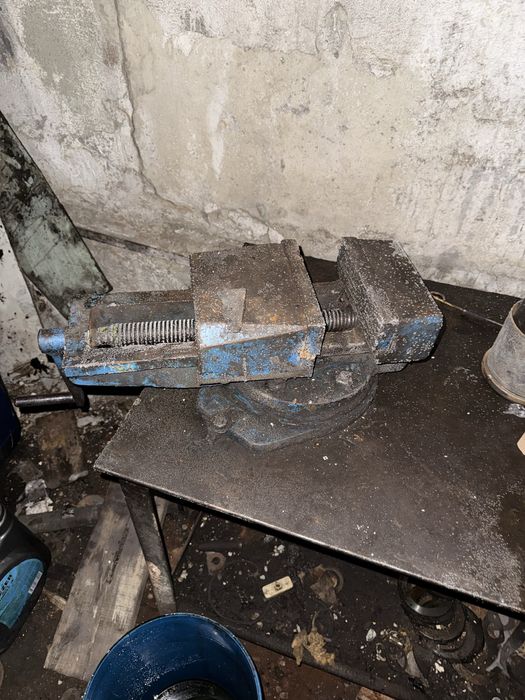 Продам верстак с тисками