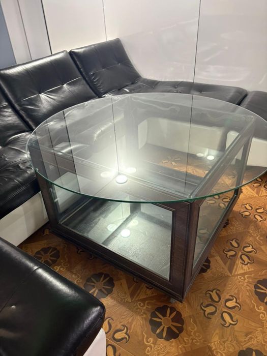 Диван стол люстра