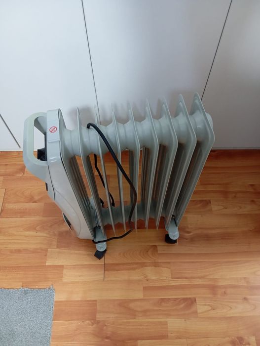 Calorifer electric cu ulei Star-Light YOH9  2000 W  9 elementi 145 x 582 mm, 5 canale ulei, 3 trepte de putere, Termostat reglabil, Indicator luminos