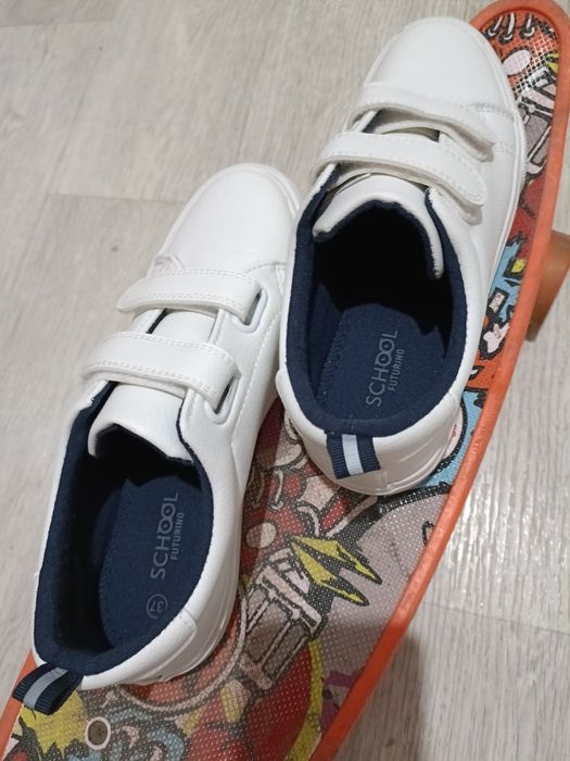 Продам детскую обувь кроссовки 8500