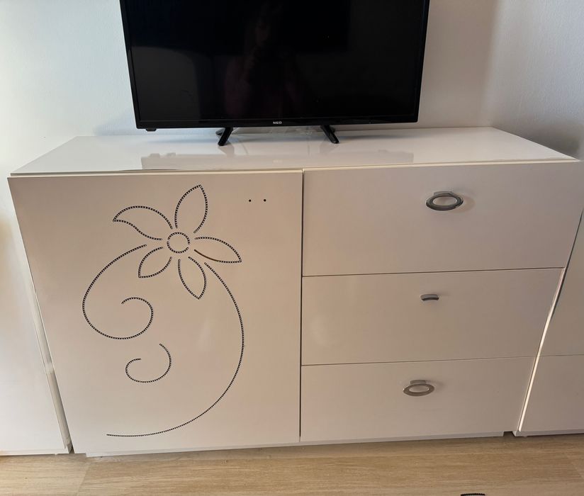 Скрин с врата и 4 чекмеджета