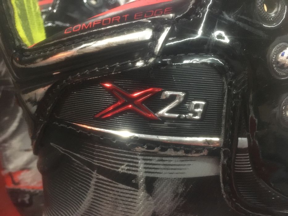 Коньки хоккейные.