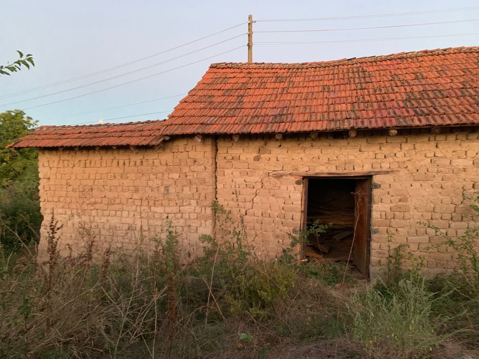 Дворно място със постройка общо 870 кв постойката има ток и вода но са прекъснати