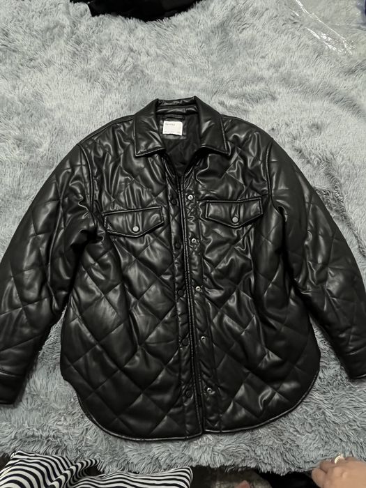 Продам куртку  BERSHKA в отличном состоянии, разиер L